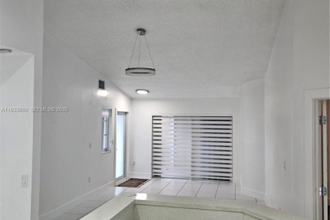 House in Miami, Florida 3 bedrooms, 109.62 sq.m. № 1993087 - photo 21