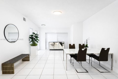 House in Miami, Florida 3 bedrooms, 109.62 sq.m. № 1993087 - photo 24