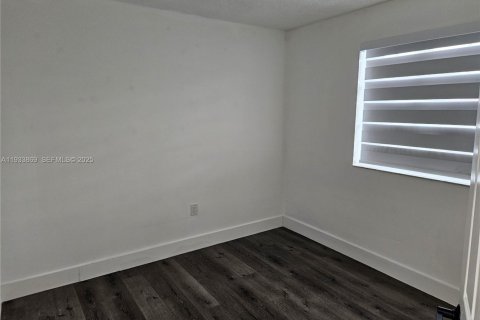 House in Miami, Florida 3 bedrooms, 109.62 sq.m. № 1993087 - photo 22