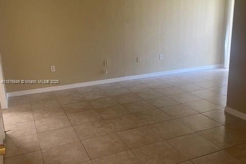 Condominio en alquiler en North Lauderdale, Florida, 3 dormitorios № 1928684 - foto 9