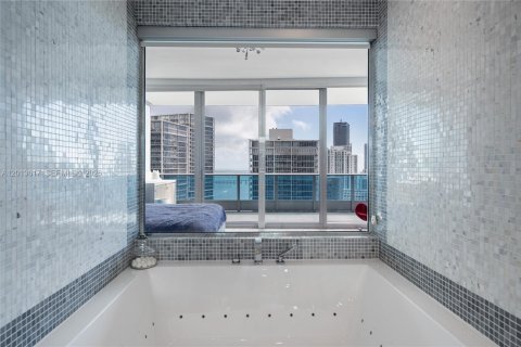 Condo in Miami, Florida, 3 bedrooms  № 2076344 - photo 17