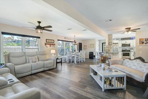 Villa ou maison à vendre à Sarasota, Floride: 3 chambres, 127.37 m2 № 2431758 - photo 6