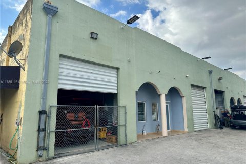 Commercial property in Hialeah Gardens, Florida № 1698522 - photo 1