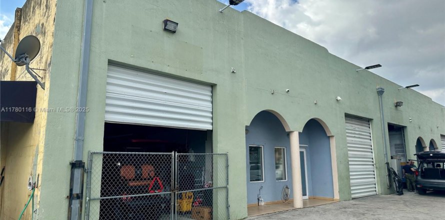 Commercial property in Hialeah Gardens, Florida № 1698522