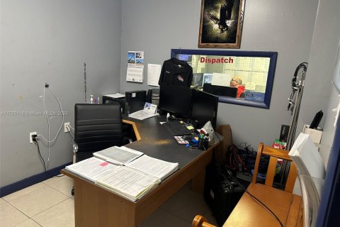 Commercial property in Hialeah Gardens, Florida № 1698522 - photo 19