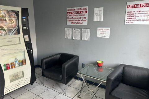 Commercial property in Hialeah Gardens, Florida № 1698522 - photo 20