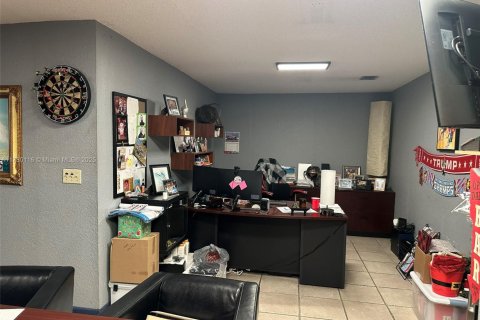 Commercial property in Hialeah Gardens, Florida № 1698522 - photo 16