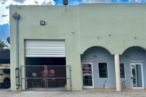 Commercial property in Hialeah Gardens, Florida № 1698522 - photo 2