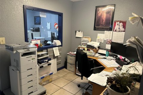 Commercial property in Hialeah Gardens, Florida № 1698522 - photo 10