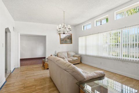 Casa en venta en Saint Petersburg, Florida, 4 dormitorios, 340.95 m2 № 2223331 - foto 17