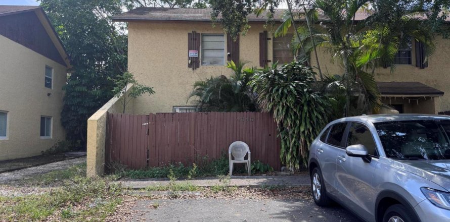 Townhouse in Deerfield Beach, Florida 4 bedrooms, 134.24 sq.m. № 2147196