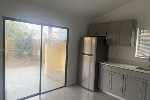 Touwnhouse à vendre à Miami, Floride: 2 chambres, 86.96 m2 № 1945059 - photo 5
