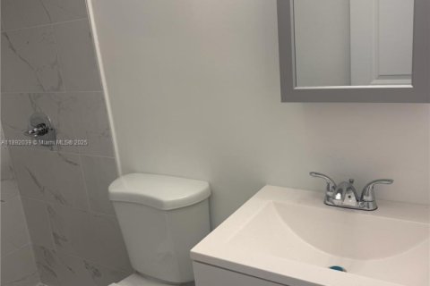 Touwnhouse à vendre à Miami, Floride: 2 chambres, 86.96 m2 № 1945059 - photo 11
