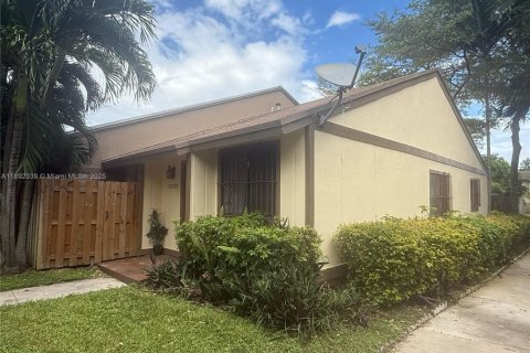 Touwnhouse à vendre à Miami, Floride: 2 chambres, 86.96 m2 № 1945059 - photo 3