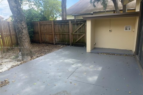 Touwnhouse à vendre à Miami, Floride: 2 chambres, 86.96 m2 № 1945059 - photo 18