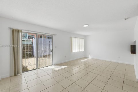 Townhouse in Miami, Florida 3 bedrooms, 124.86 sq.m. № 1952509 - photo 11