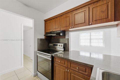 Townhouse in Miami, Florida 3 bedrooms, 124.86 sq.m. № 1952509 - photo 4