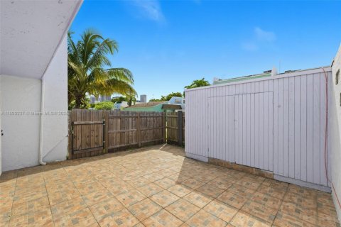 Townhouse in Miami, Florida 3 bedrooms, 124.86 sq.m. № 1952509 - photo 30