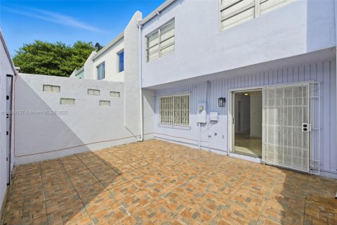Townhouse in Miami, Florida 3 bedrooms, 124.86 sq.m. № 1952509 - photo 28