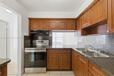 Townhouse in Miami, Florida 3 bedrooms, 124.86 sq.m. № 1952509 - photo 2