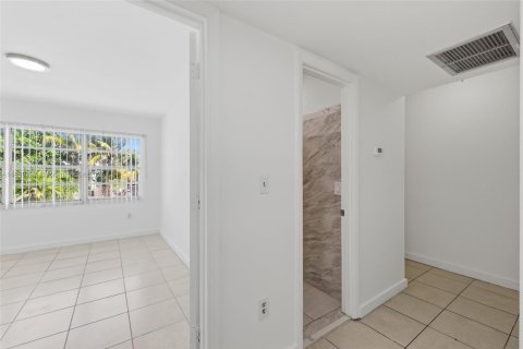 Townhouse in Miami, Florida 3 bedrooms, 124.86 sq.m. № 1952509 - photo 19