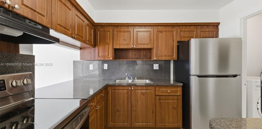 Townhouse in Miami, Florida 3 bedrooms, 124.86 sq.m. № 1952509