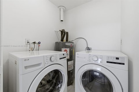 Townhouse in Miami, Florida 3 bedrooms, 124.86 sq.m. № 1952509 - photo 26
