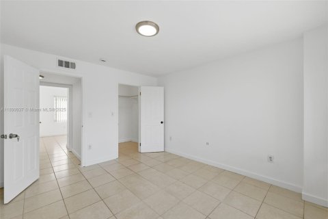 Townhouse in Miami, Florida 3 bedrooms, 124.86 sq.m. № 1952509 - photo 18