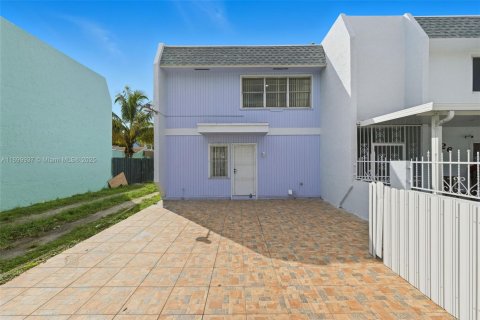Townhouse in Miami, Florida 3 bedrooms, 124.86 sq.m. № 1952509 - photo 25