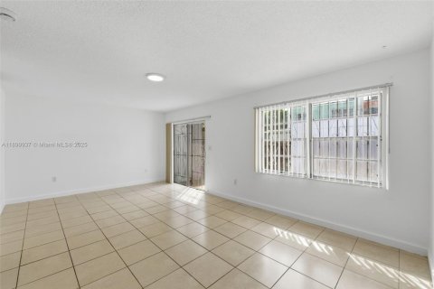Townhouse in Miami, Florida 3 bedrooms, 124.86 sq.m. № 1952509 - photo 10