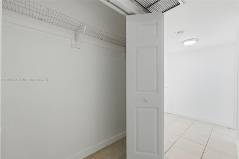 Townhouse in Miami, Florida 3 bedrooms, 124.86 sq.m. № 1952509 - photo 21