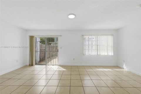 Townhouse in Miami, Florida 3 bedrooms, 124.86 sq.m. № 1952509 - photo 9