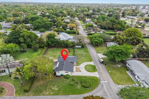 Casa en alquiler en Miami, Florida, 3 dormitorios, 140.75 m2 № 2052659 - foto 30