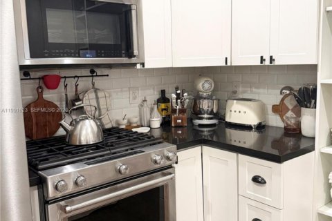 Casa en alquiler en Miami, Florida, 3 dormitorios, 140.75 m2 № 2052659 - foto 4