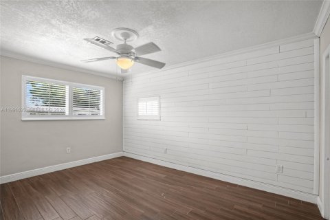 Casa en alquiler en Miami, Florida, 3 dormitorios, 140.75 m2 № 2052659 - foto 21