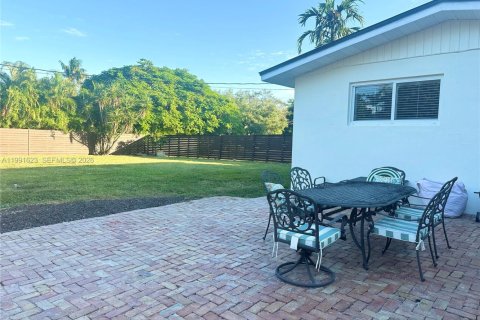 Casa en alquiler en Miami, Florida, 3 dormitorios, 140.75 m2 № 2052659 - foto 11