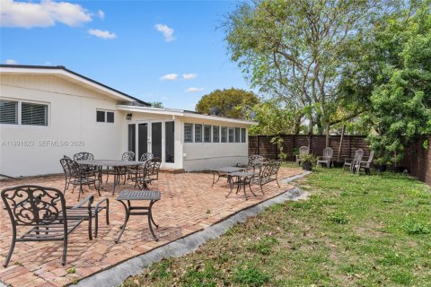 Casa en alquiler en Miami, Florida, 3 dormitorios, 140.75 m2 № 2052659 - foto 26