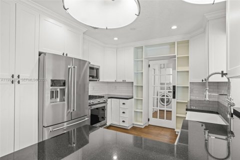 Casa en alquiler en Miami, Florida, 3 dormitorios, 140.75 m2 № 2052659 - foto 13