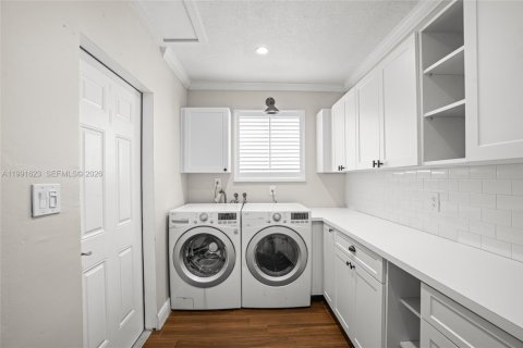 Casa en alquiler en Miami, Florida, 3 dormitorios, 140.75 m2 № 2052659 - foto 14