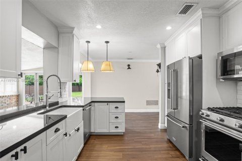 Casa en alquiler en Miami, Florida, 3 dormitorios, 140.75 m2 № 2052659 - foto 12