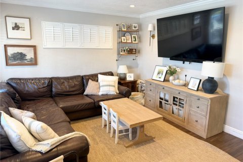 Casa en alquiler en Miami, Florida, 3 dormitorios, 140.75 m2 № 2052659 - foto 2