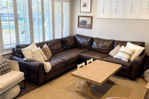 Casa en alquiler en Miami, Florida, 3 dormitorios, 140.75 m2 № 2052659 - foto 3