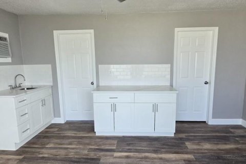 Commercial property in Saint Petersburg, Florida 2 bedrooms, 75.81 sq.m. № 1873259 - photo 10