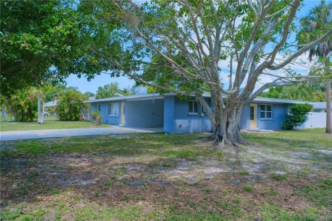 Commercial property in Sarasota, Florida 4 bedrooms, 155.98 sq.m. № 2149634 - photo 4