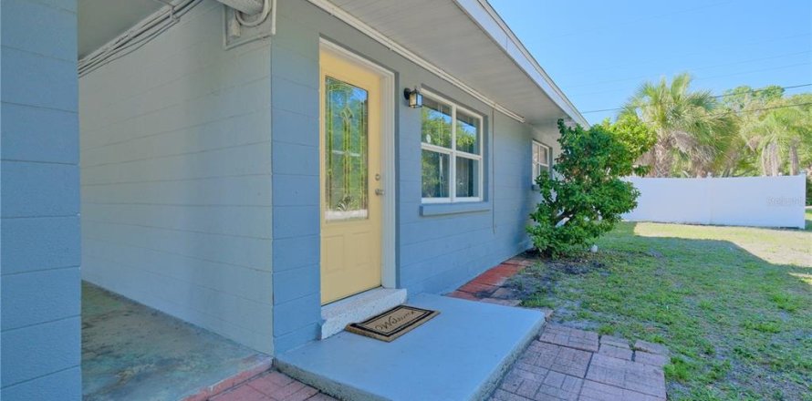 Commercial property in Sarasota, Florida 4 bedrooms, 155.98 sq.m. № 2149634