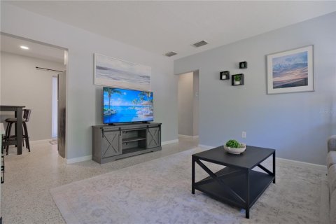 Commercial property in Sarasota, Florida 4 bedrooms, 155.98 sq.m. № 2149634 - photo 11