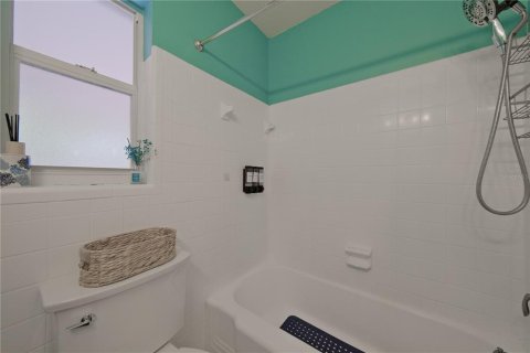 Commercial property in Sarasota, Florida 4 bedrooms, 155.98 sq.m. № 2149634 - photo 23