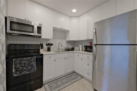 Commercial property in Sarasota, Florida 4 bedrooms, 155.98 sq.m. № 2149634 - photo 13