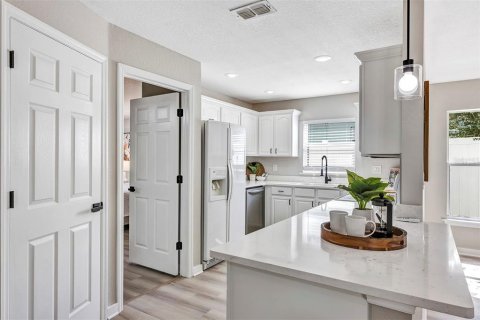 House in Orlando, Florida 4 bedrooms, 187.01 sq.m. № 1745025 - photo 20