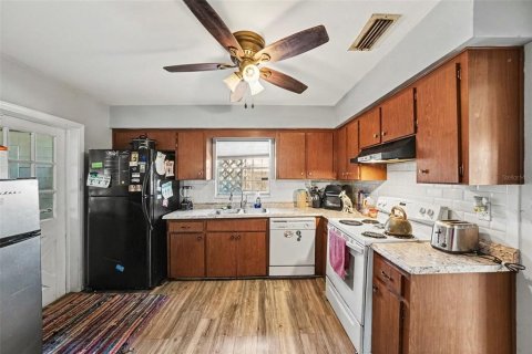 House in Tampa, Florida 4 bedrooms, 167.6 sq.m. № 2431675 - photo 10